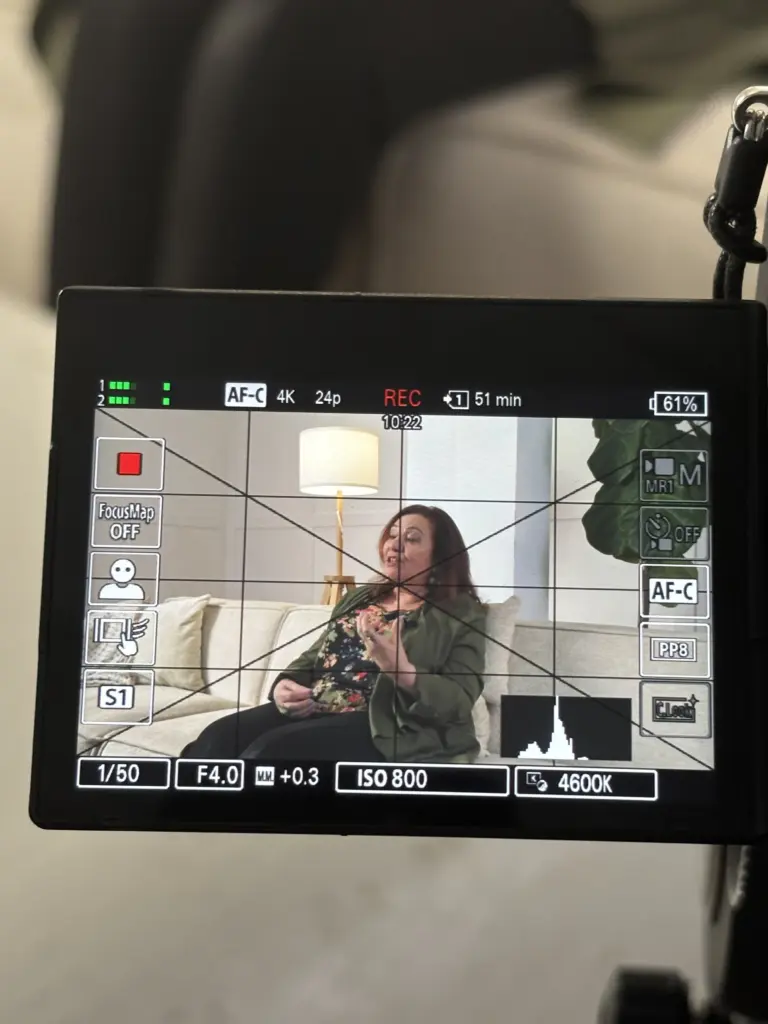 Gros plan sur l'écran d'une caméra vidéo qui enregistre une femme en train de parler lors d'une entrevue.