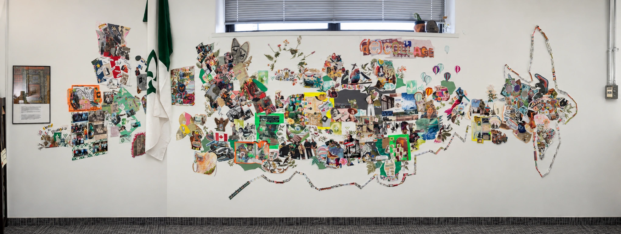 Vue panoramique d'un grand collage mural composé de nombreuses photos, coupures de presse et illustrations sur un mur blanc à côté d'un drapeau franco-ontarien.